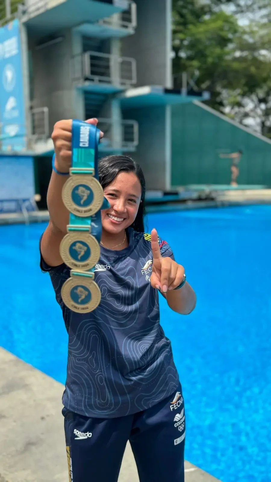 Daniela Zapata en el podio con sus medallas de oro en deportes acuáticos.